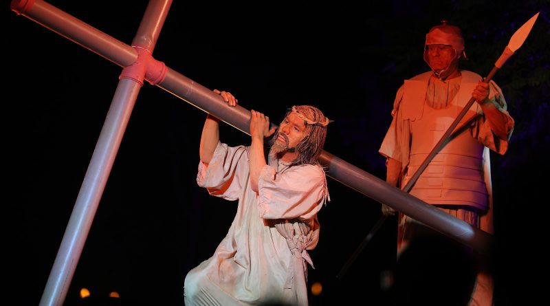 Emociones y devoción: la impactante representación del Vía Crucis en Villa Elisa